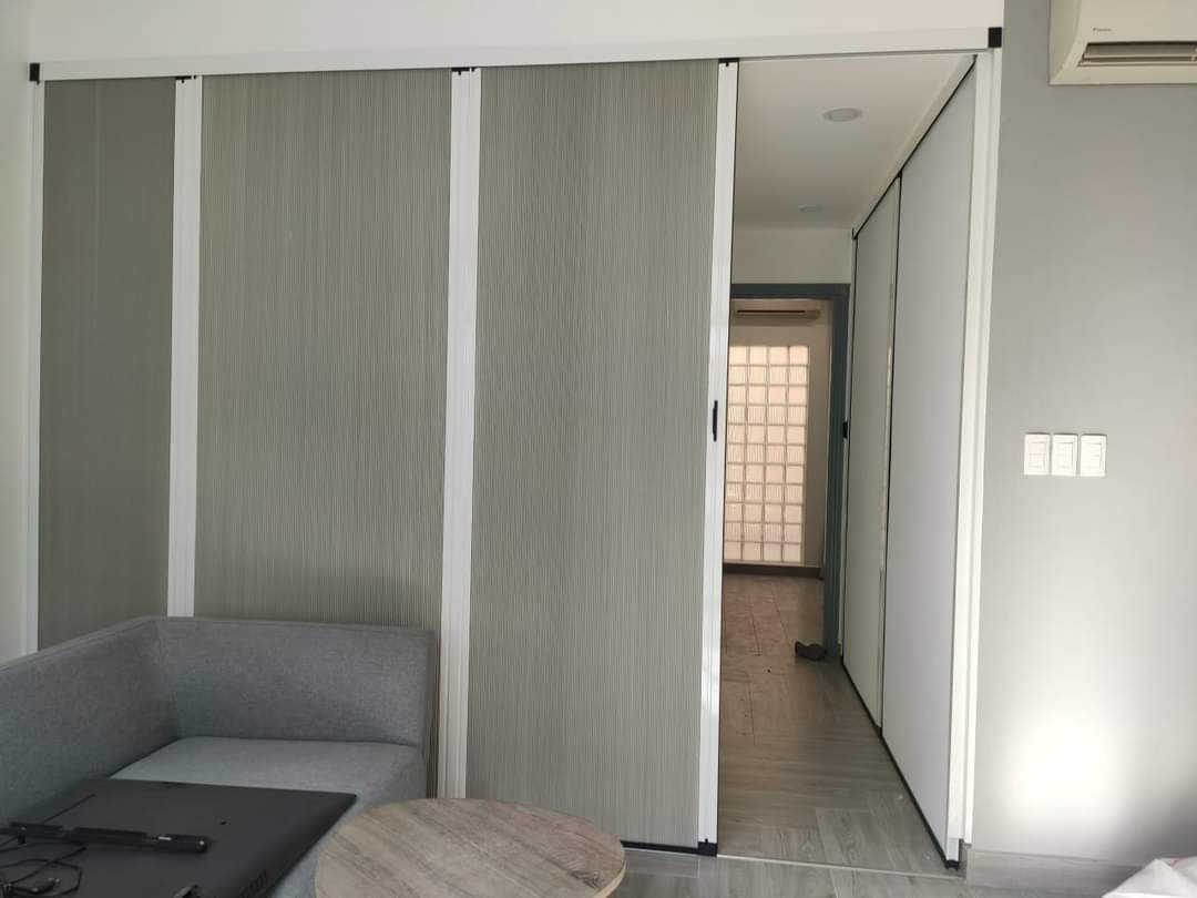Vách ngăn tổ ong giúp phân chia không gian phòng khách một cách hiệu quả 