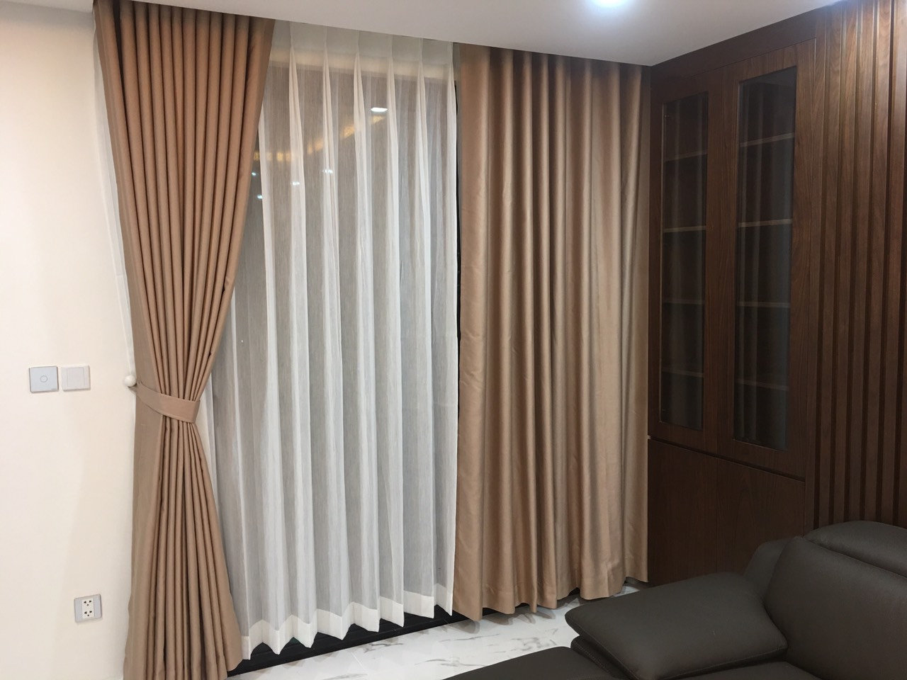 Không gian phòng khách sang trọng với rèm vải 2 lớp màu trung tính